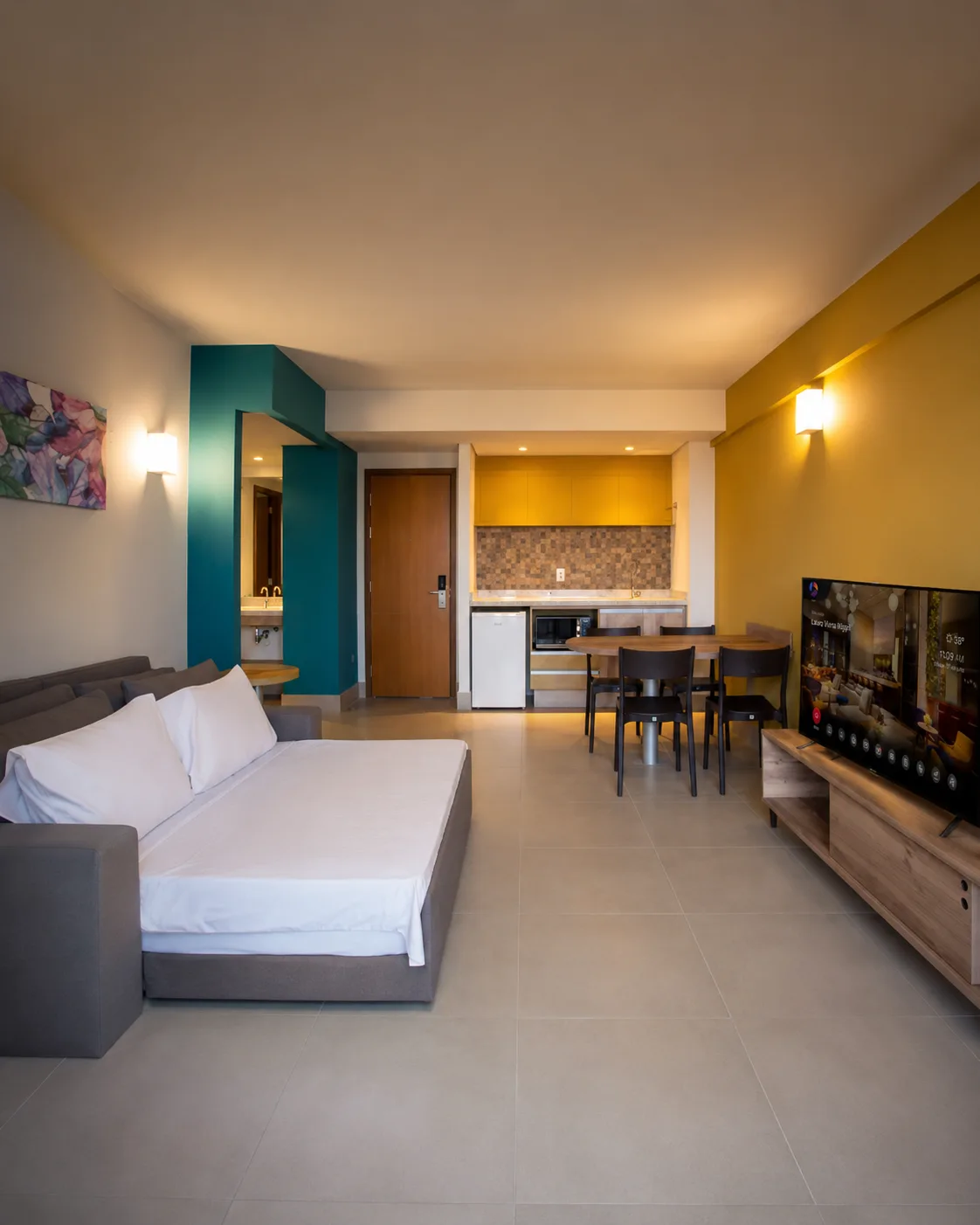Quarto de hotel premium com tecnologia Infinity Media
